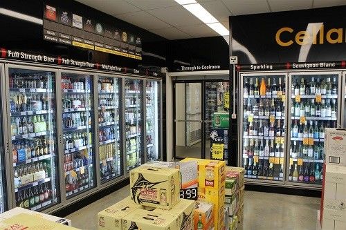 Wyświetlacz ze szklanymi drzwiami w supermarkecie Spacer w chłodnicy Sklep spożywczy Stacje benzynowe