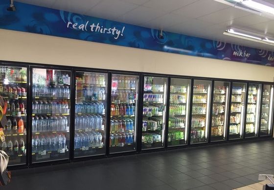Komercyjny spacer w supermarkecie w lodówce z zamrażarką